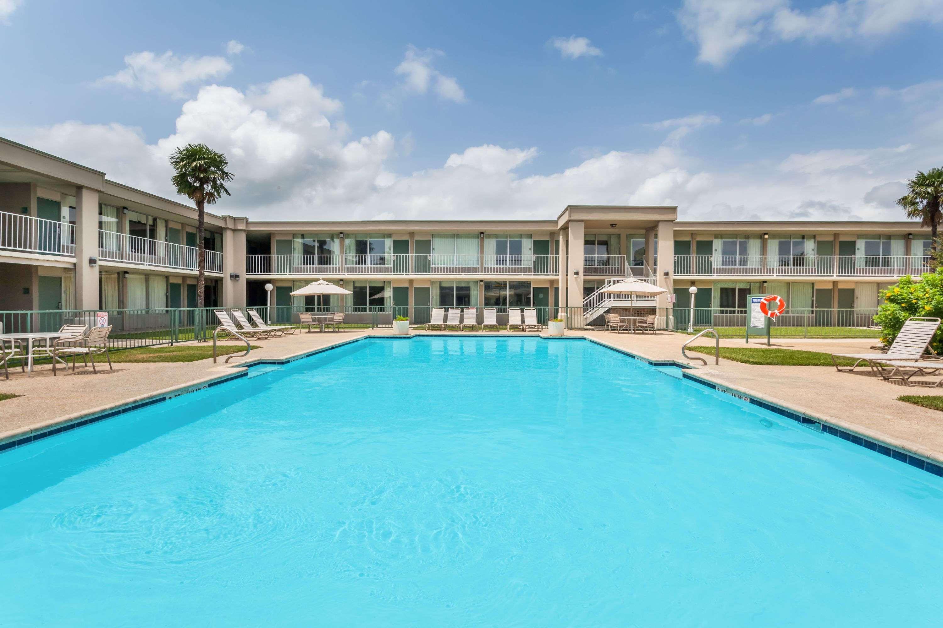Days Inn By Wyndham Seguin Tx Extérieur photo