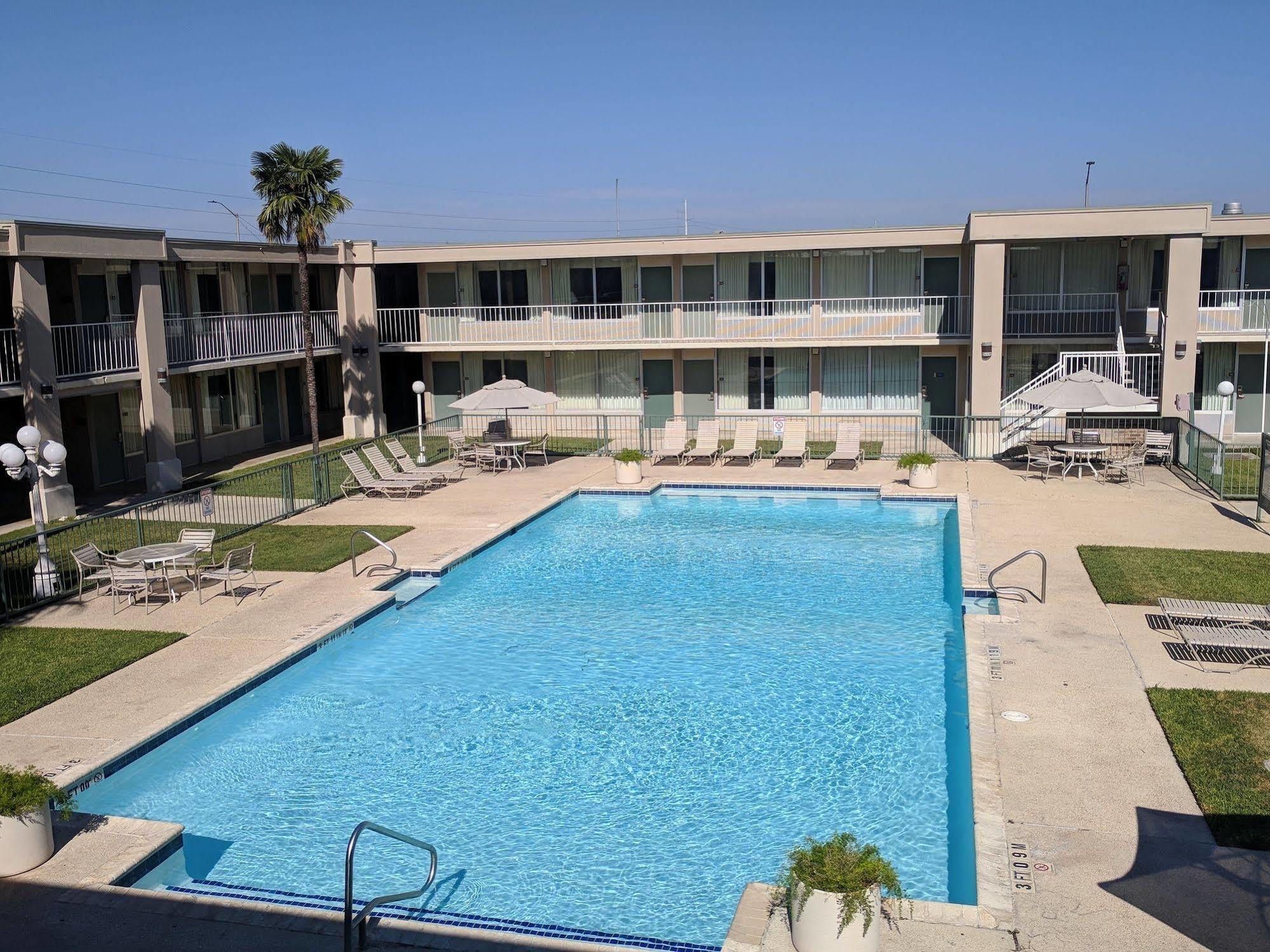 Days Inn By Wyndham Seguin Tx Extérieur photo
