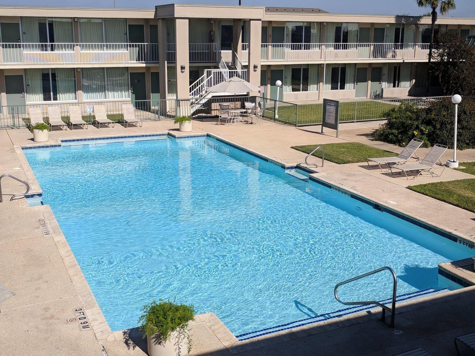 Days Inn By Wyndham Seguin Tx Extérieur photo